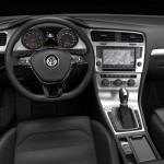 Între scaunele faţă există un compartiment dotat cu lanternă internă şi port de încărcare wireless, dedicat telefonului mobil.