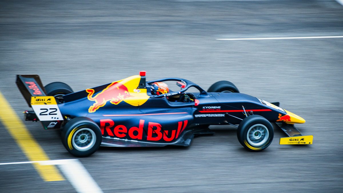 Cine transmite la TV cursele din Formula 1 - AutoTest Magazin