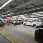 Mașinile BMW se conduc singure prin fabrică. VIDEO